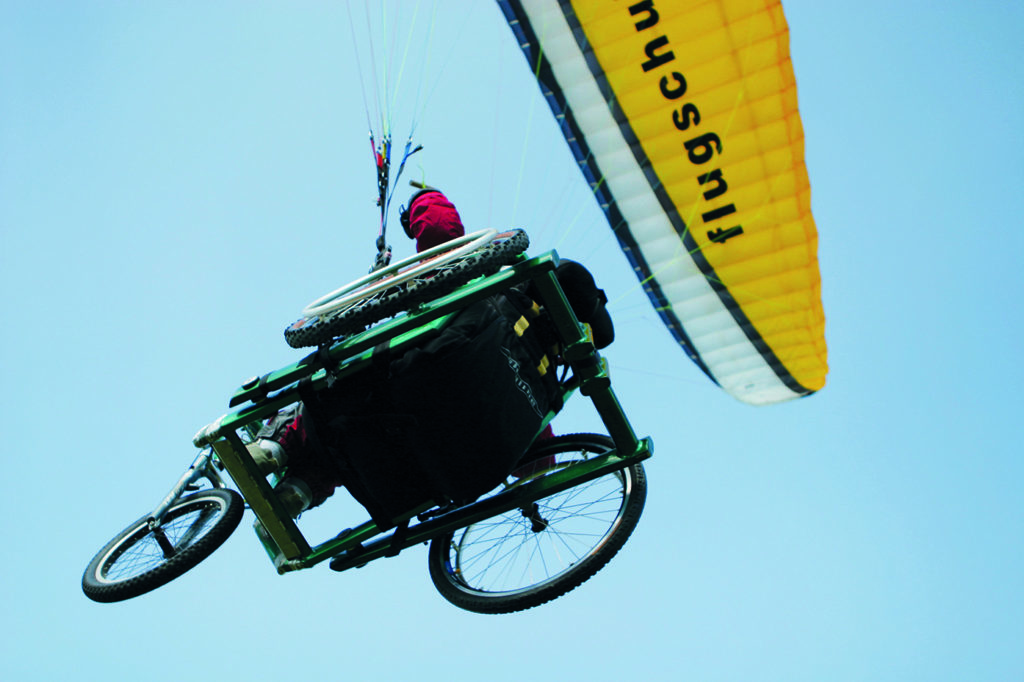Rollstuhl-Paraglider in der Luft
