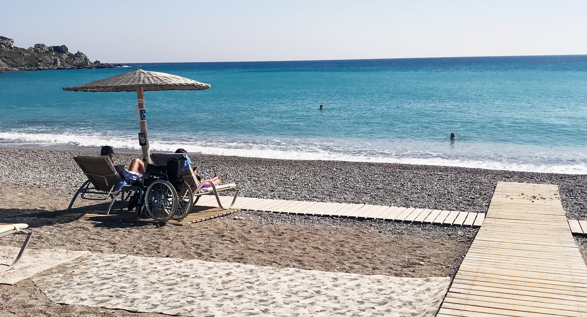 Menschen in der Sonne am Strand von Rhodos