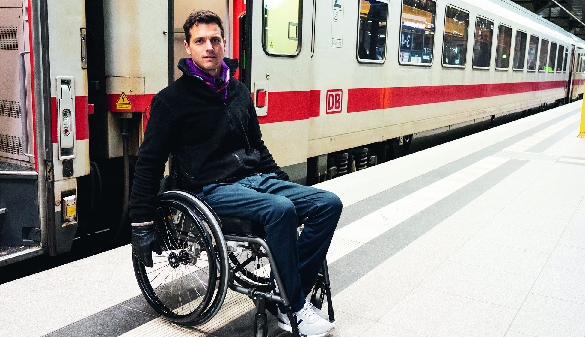 Rollstuhlfahrer beim Bahnausstieg