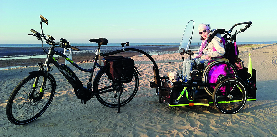 Rollstuhlgerechter Fahrradanhänger am Meer