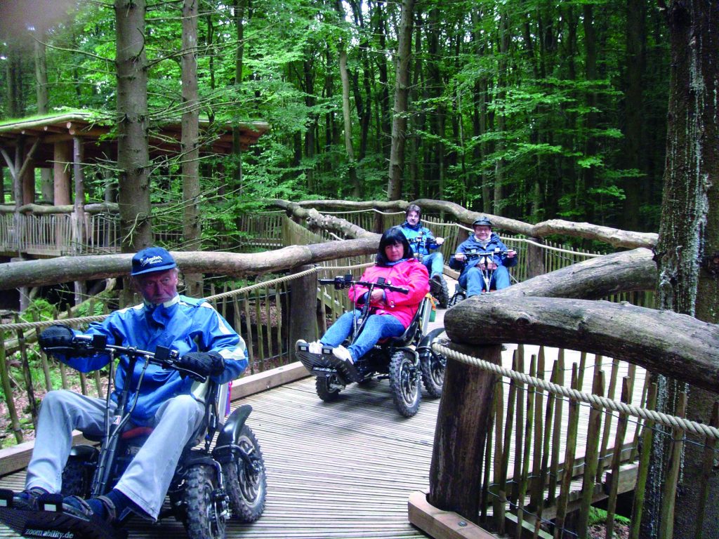 Rollstuhlfahrer auf dem Wilden Weg-Nationalpark-Eifel
