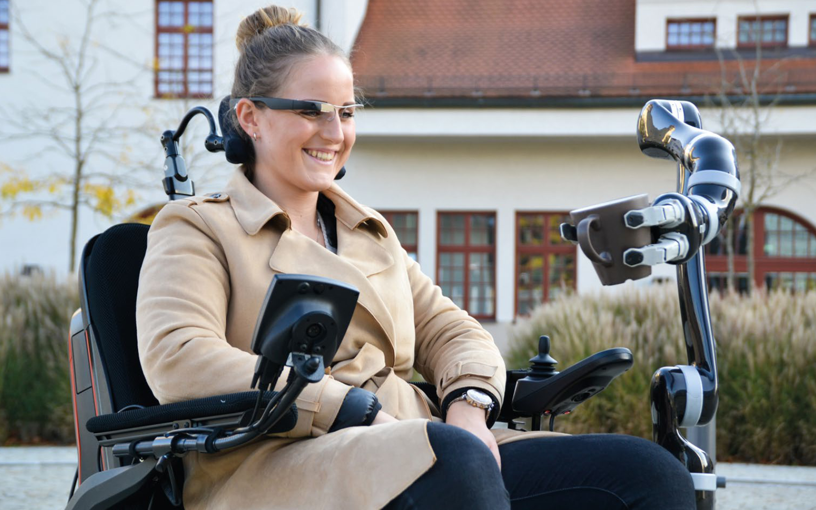 Frau im Rollstuhl mit einer Brille als Steuerung