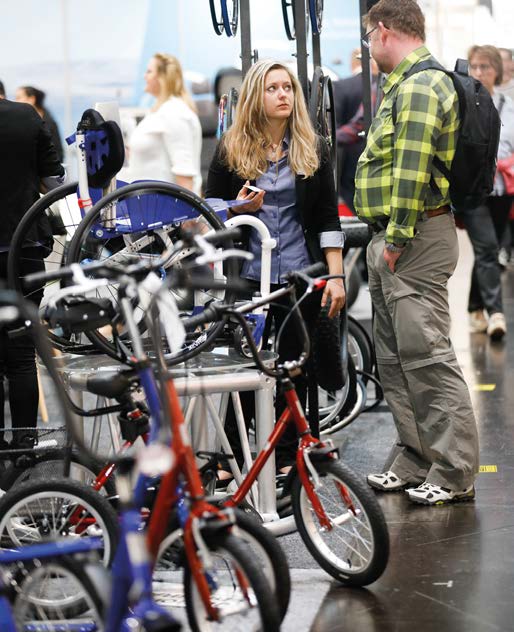 Besucher vor den Fahrrädern auf der Rehacare Messe in Düsseldorf