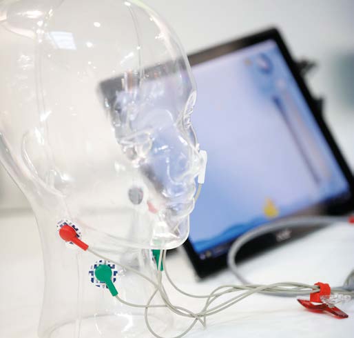 Kopf aus durchsichtigen Material mit Elektroden und einem Tablet