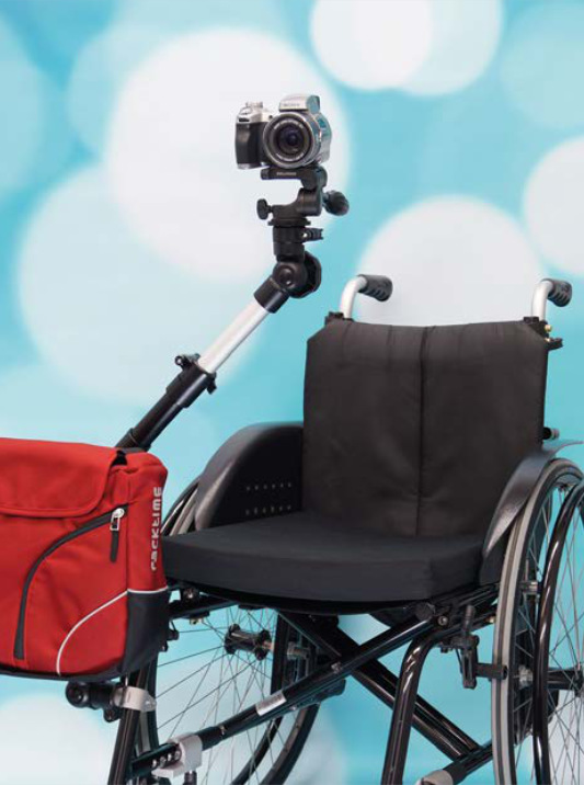 Rollstuhl mit Kamera im Stativ und Tasche