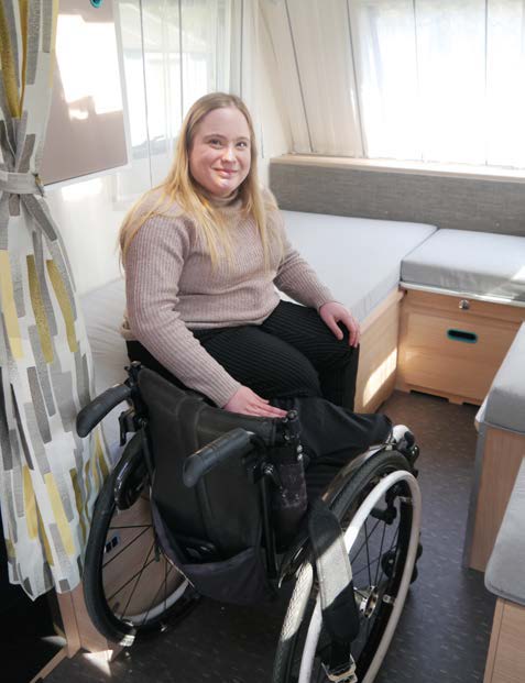 Rollstuhlfahrerin sitzt im Wohnmobil 