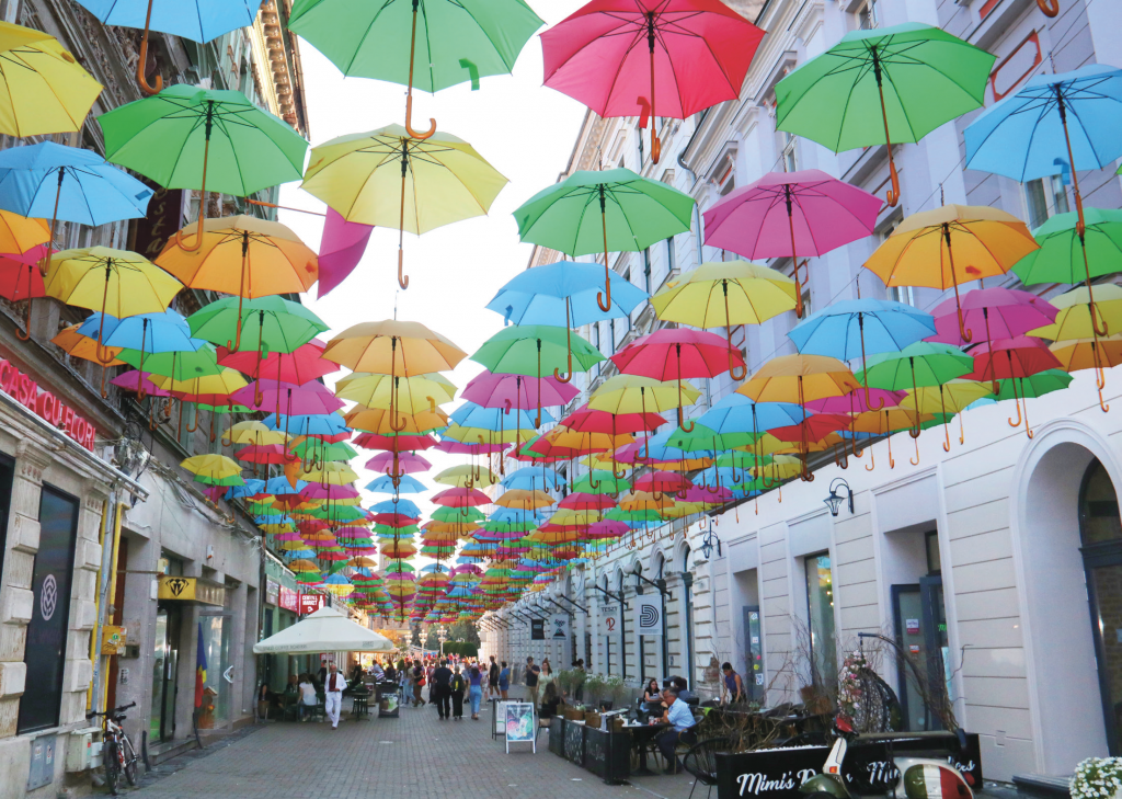 Fußgängerzone mit vielen bunten Schirmen