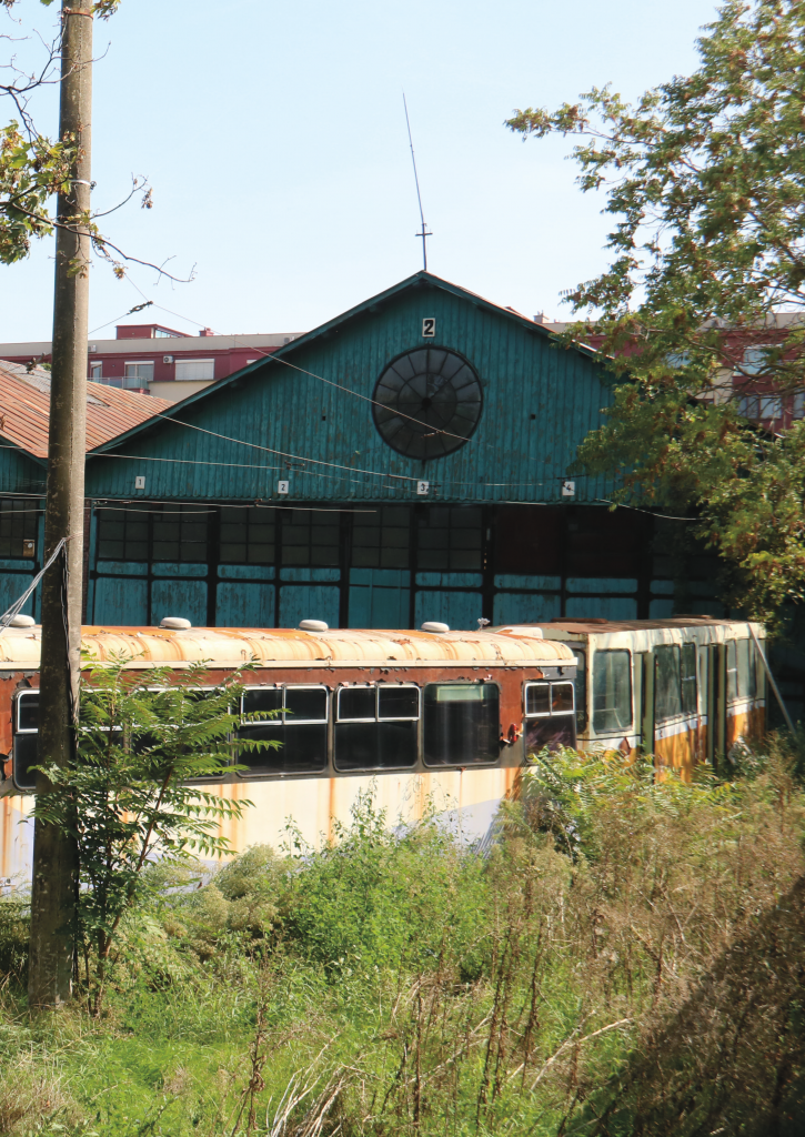 Bahnhofsgebäude davor ein Zug