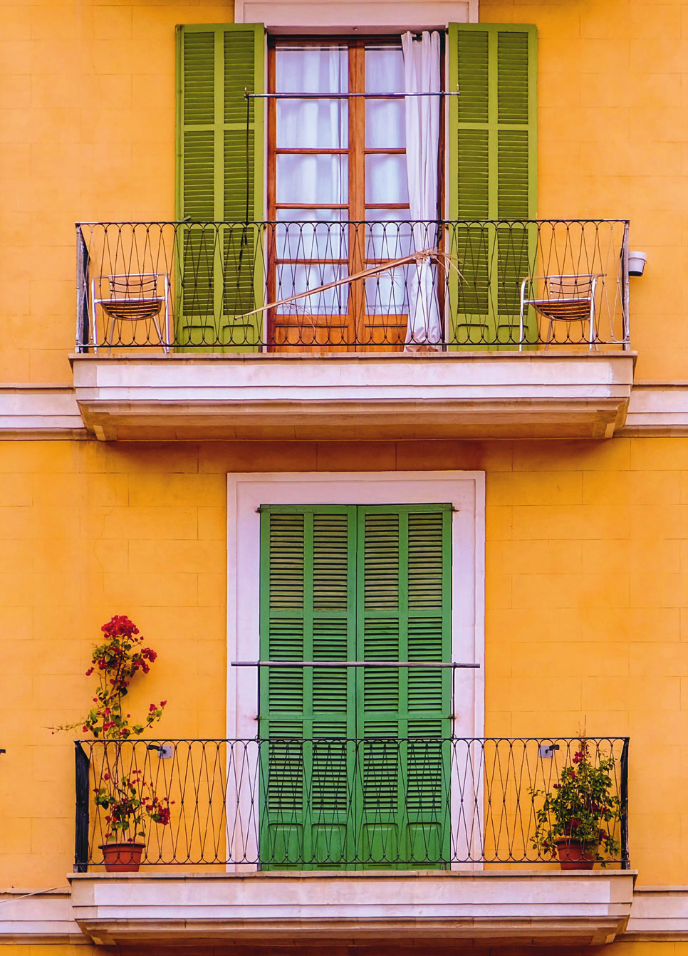 gelbes Haus mit grünen Fensterläden geöffnet und geschlossen 