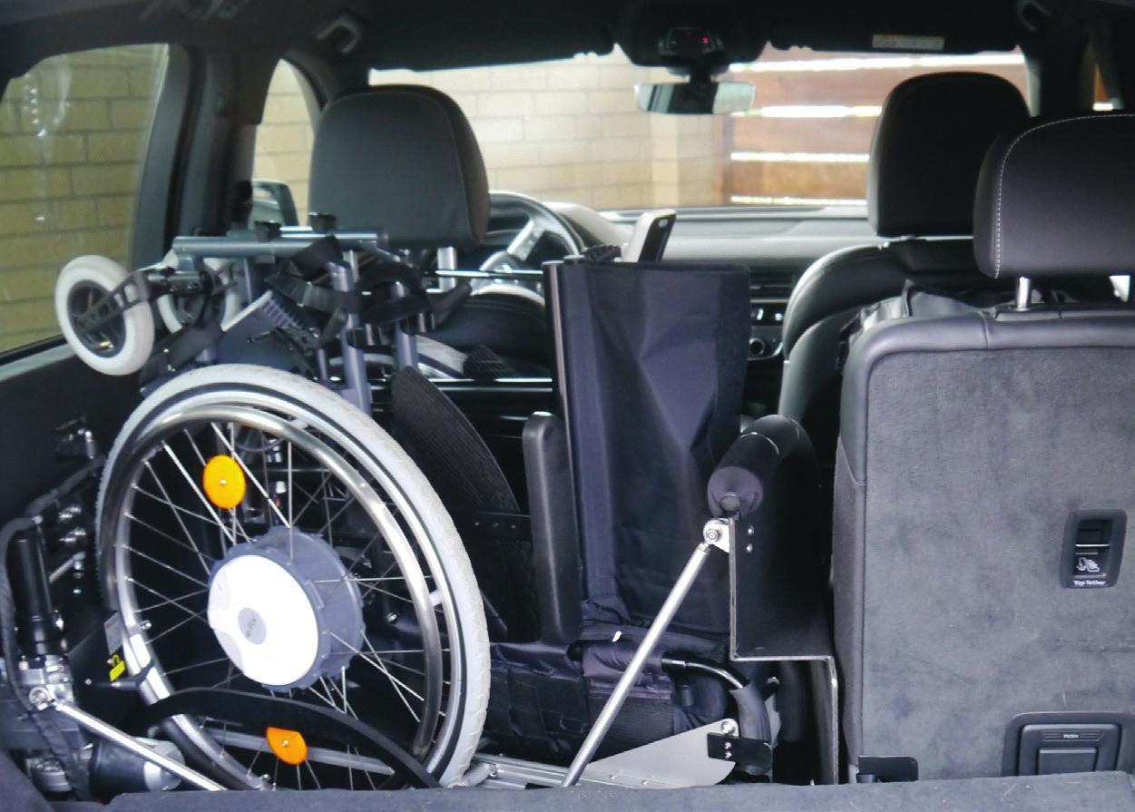 Rollstuhl auf Rückbank des Autos