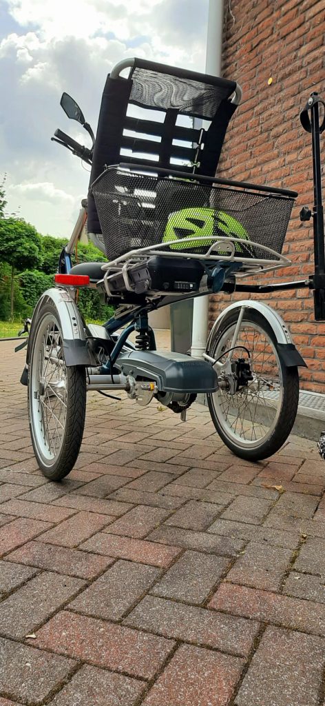 Korb mit Fahrradhelm auf dem Gepäckträger