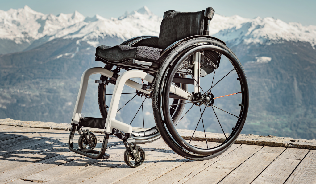 Rollstuhl am Steeg vor Bergpanorama